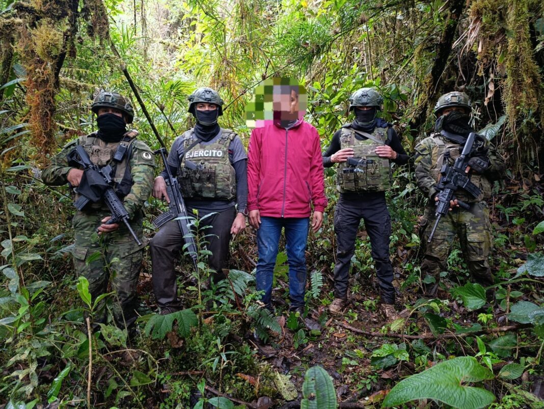 Ejército Ecuatoriano rescata a ciudadano secuestrado en la frontera norte Ejército Ecuatoriano rescata a ciudadano secuestrado en la frontera norte