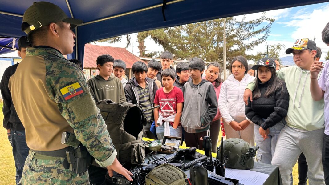 Niños de Baños comparten un día con la Fuerza Aérea Ecuatoriana Niños de Baños comparten un día con la Fuerza Aérea Ecuatoriana