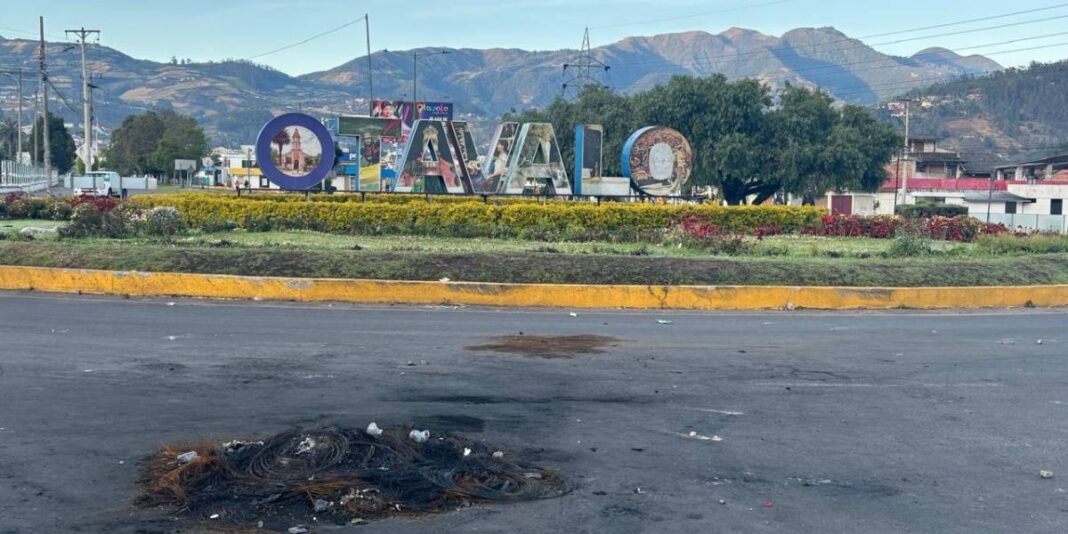 Pese al fin del paro, persisten los bloqueos en Imbabura Pese al fin del paro, persisten los bloqueos en Imbabura