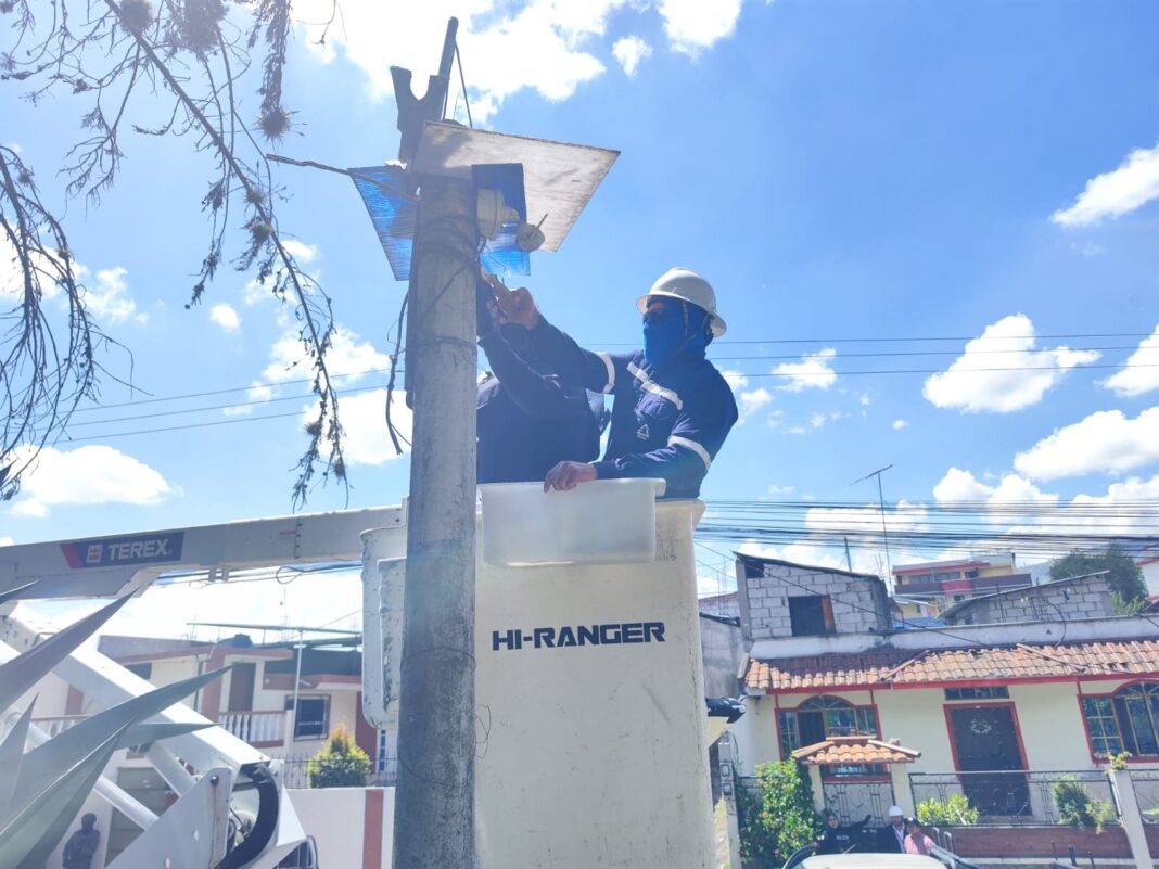 Retiran cámaras de los postes en Ambato Retiran cámaras de los postes en Ambato