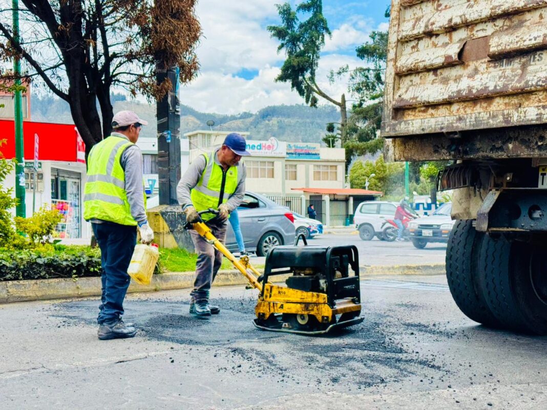 Avanza el bacheo en la avenida Atahualpa Avanza el bacheo en la avenida Atahualpa