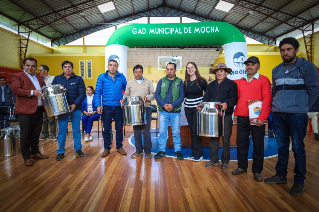 Entregan 810 bidones a productores de Tungurahua Entregan 810 bidones a productores de Tungurahua