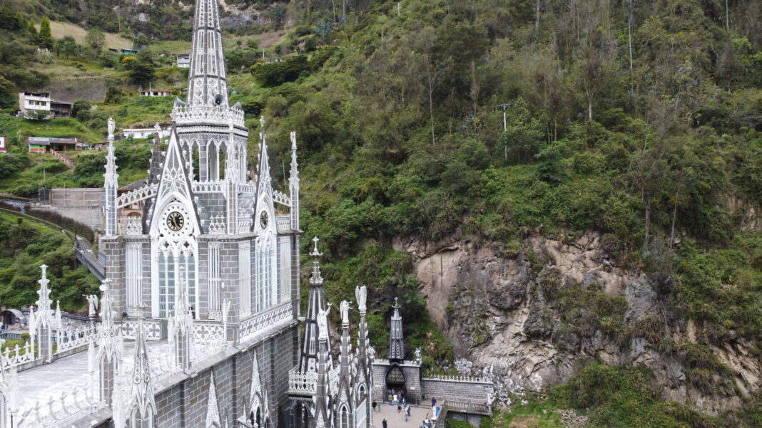 El Santuario de Las Lajas, muy cerca de Ecuador El Santuario de Las Lajas, muy cerca de Ecuador
