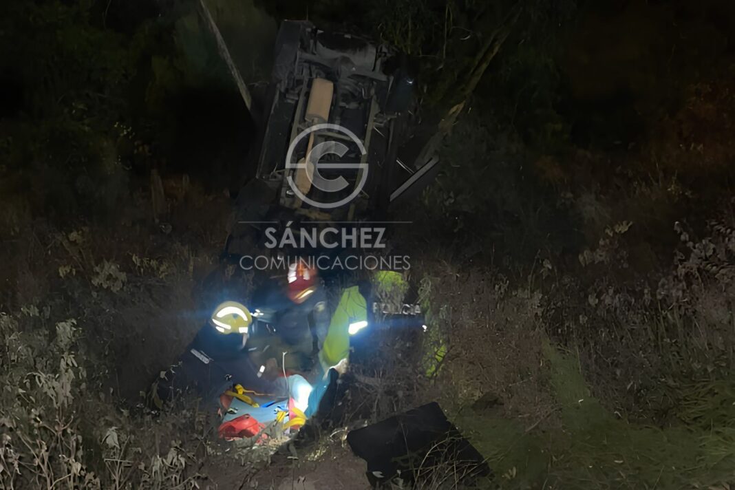 Vehículo cayó a un barranco en Ambato Vehículo cayó a un barranco en Ambato